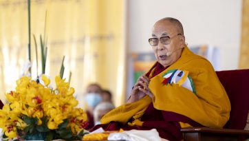 ལྷ་རམས་པའི་ཕྱག་འཁྱེར་གནང་བའི་མཛད་སྒོར་དབུ་བཞུགས་ཀྱིས་བཀའ་སློབ་སྩལ་བ།