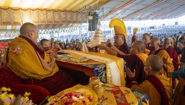 གནས་མཆོག་རྡོ་རྗེ་གདན་དུ་བརྟན་བཞུགས་བསྟར་འབུལ་ཞུས་པ།