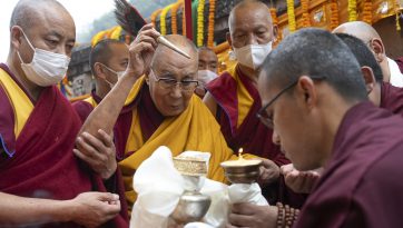རྡོར་གདན་མཆོད་རྟེན་ཆེན་མོར་གནས་གཟིགས་དང་འབྲེལ་སྔ་འགྱུར་རྙིང་མའི་སྨོན་ལམ་ཆེན་མོར་ཆིབས་བསྒྱུར་བསྐྱངས་པ།