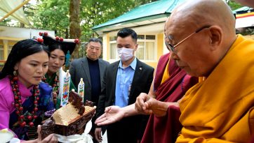 ལྷ་མོའི་འཁྲབ་སྟོན་པ་དང་། བོད་ཀྱི་བུད་མེད་ཚོགས་པའི་ཚོགས་བཅར་བ་རྣམས་ལ་བཀའ་སློབ་སྩལ་བ། 