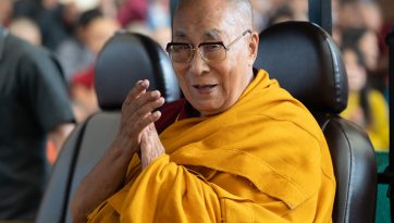 མ་ཎི་དུང་སྒྲུབ་ཀྱི་ཚོགས་མགོན་དུ་ཆིབས་བསྒྱུར་བསྐྱངས་པ།