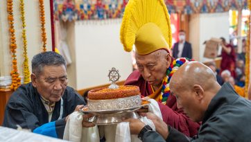 སྒྲོལ་དཀར་ཚེ་སྦྱིན་ཡིད་བཞིན་འཁོར་ལོའི་སྒོ་ནས་བརྟན་བཞུགས་བསྟར་འབུལ་ཞུས་པ། 