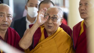 ལྷོ་ཤར་ཨེ་ཤི་ཡའི་དད་ལྡན་རྣམས་ལ་ཆོས་འབྲེལ་སྩལ་བ། 