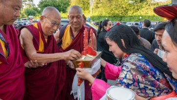 སྤྱི་ནོར་༸གོང་ས་༸སྐྱབས་མགོན་ཆེན་པོ་མཆོག་སུད་སིར་༸ཞབས་སོར་བདེ་བར་འཁོད་པ།