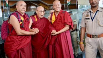 སྤྱི་ནོར་༸གོང་ས་༸སྐྱབས་མགོན་ཆེན་པོ་མཆོག་བཞུགས་སྒར་དུ་༸ཞབས་སོར་བདེ་བར་འཁོད་པ། 