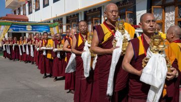 སེ་ར་ཐེག་ཆེན་གླིང་གིས་བརྟན་བཞུགས་བསྟར་འབུལ་ཞུས་པ། 