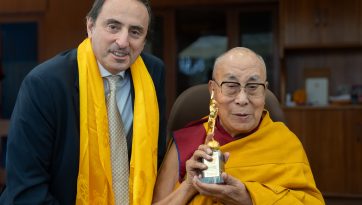 མེར་ཁུ་རི་གསེར་གྱི་གཟེངས་རྟགས་འབུལ་བཞེས་བསྐྱངས་པ། 