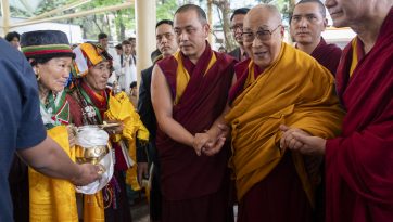 སྤི་ཏི་ཏ་པོ་དགོན་དང་ལྕོག་ལ་ཡུལ་གསུམ་མི་མང་ནས་བརྟན་བཞུགས་བསྟར་འབུལ་ཞུས་པ།