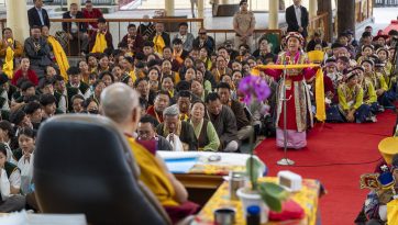 བོད་ཀྱི་ཞོ་སྟོན་ཐེངས་ཉེར་བརྒྱད་པའི་འཁྲབ་སྟོན་པ་རྣམས་ལ་མཇལ་ཁ་དང་བཀའ་སློབ་སྩལ་བ། 