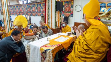 ཚེ་དཔག་མེད་དྭངས་མ་བཅུད་འདྲེན་གྱི་སྒོ་ནས་བརྟན་བཞུགས་བསྟར་འབུལ་ཞུས་པ།
