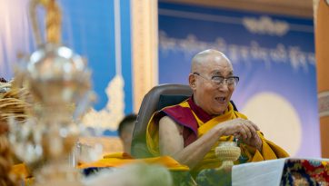 ༸སྐུའི་གོ་སྟོན་མཛད་སྒོར་དབུ་བཞུགས་མཛད་པ།