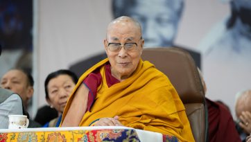 ​  ༸སྐུའི་འཁྲུངས་སྐར་སྲུང་བརྩིའི་མཛད་སྒོར་ཆིབས་བསྒྱུར།