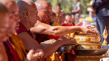 ལ་དྭགས་ཞི་བའི་ཚལ་ནས་མདོ་ལུགས་ཀྱི་བརྟན་བཞུགས་བསྟར་འབུལ་ཞུས་པ།་