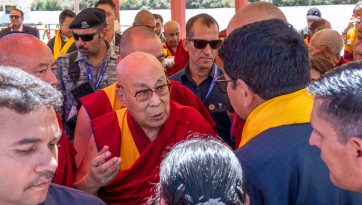 ལ་དྭགས་རི་ལྗོངས་ཡར་རྒྱས་ལྷན་ཚོགས་ཀྱིས་ཆེ་བསྟོད་གསོལ་སྟོན་འདེགས་འབུལ་ཞུས་པ།