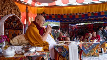 ལ་དྭགས་ནང་ཚོགས་དང་དགོན་སྤྱི་ཚོགས་པའི་ཆེ་བསྟོད་གསོལ་སྟོན་ལ་ཆིབས་བསྒྱུར།