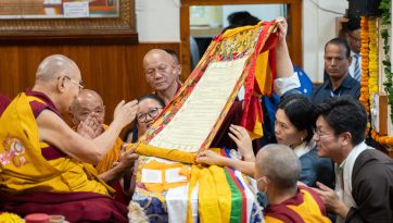 རྒྱལ་སྤྱིའི་བོད་ཀྱི་གཞོན་སྐྱེས་སོགས་ཚོགས་སྡེ་ཁག་གསུམ་ནས་བརྟན་བཞུགས་བསྟར་འབུལ་ཞུས་པ།
