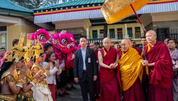 ལྷོ་ཤར་ཨེ་ཤི་ཡའི་རྒྱལ་ཁབ་ཁག་དང་ཀོ་རི་ཡའི་ནང་པ་རྣམས་ནས་༸སྐུའི་གོ་སྟོན་དུ་བརྟན་བཞུགས་འཁྲབ་གཞས་གཟིགས་འབུལ་ཞུས་པ།