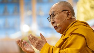 རྒྱ་རིགས་དད་ལྡན་མི་མང་ལ་ཆོས་འབྲེལ་བཀའ་དྲིན་སྩལ་བ།