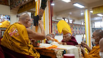 ཨོ་གླིང་དང་ཡུ་རོབ་བོད་རིགས་སྤྱི་མཐུན་ཚོགས་པ། གཞོན་ལྷན་བཅས་ནས་བརྟན་བཞུགས་བསྟར་འབུལ།