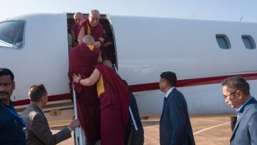 བྱེས་ཀྱི་གདན་ས་ཆེན་པོ་འབྲས་སྤུངས་སྒོ་མང་གྲྭ་ཚང་དུ་ཞབས་སོར་བདེ་བོར་འཁོད་པ།