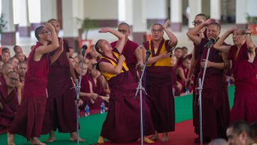 བྱམས་ཆོས་དང་རིགས་ཚོགས་དགུན་ཆོས་ཆེན་མོའི་ཚོགས་མགོན་དུ་ཆིབས་བསྒྱུར་བསྐྱངས་པ།