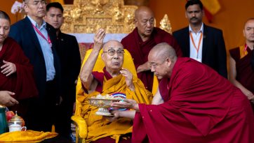 དགའ་ལྡན་བྱང་རྩེ་གྲྭ་ཚང་གི་སློབ་གཉེར་ཁང་ཆེན་མོ་སྐལ་བཟང་དགའ་ཚལ་དབུ་འབྱེད་དང་རབ་གནས་མཛད་པ།