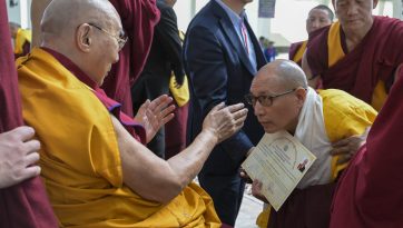 དགེ་ལྡན་ལུགས་བཟང་གཙུག་ལག་སློབ་གཉེར་ཁང་གི་སྐབས་བཅུ་དྲུག་པའི་ཕྱག་འཁྱེར་བཞེས་མཁན་དགེ་བཤེས་ལྷ་རམས་པ་རྣམས་ལ་མཇལ་ཁ་སྩལ་བ།