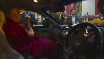 རྒྱ་གར་ལྷོ་ཕྱོགས་ཀྱི་མཛད་འཕྲིན་ཁག་རེ་ཞིག་ལེགས་པར་གྲུབ་ནས་ལྡི་ལིར་ཆིབས་བསྒྱུར་བསྐྱངས་པ།