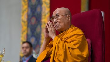 ༸སྐུའི་གཅེན་པོ་དགོངས་པ་རྫོགས་ནས་ལོ་ངོ་གཅིག་འཁོར་བར་རྗེས་དྲན་མཆོད་འབུལ་སྨོན་ལམ་ལ་དབུ་བཞུགས་མཛད་པ།