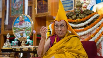 ཚོགས་སྐྱིད་ཁག་གསུམ་ནས་བརྟན་བཞུགས་བསྟར་འབུལ་ཞུས་པ།