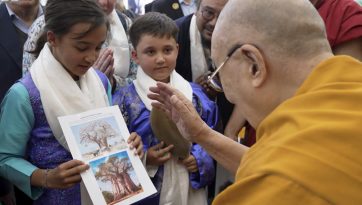 འབྲུག་ཡུལ་སོགས་ནས་ཕེབས་པའི་དད་ལྡན་རྣམས་ལ་མཇལ་ཁ་དང་བཀའ་སློབ་སྩལ་བ།