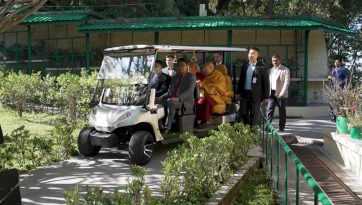 བལ་ཡུལ་སོགས་ཡུལ་ལུང་འདྲ་མིན་གྱི་དད་ལྡན་མཇལ་བཅར་བ་སུམ་བརྒྱ་ལྷག་ལ་མཇལ་ཁ་སྩལ་བ།