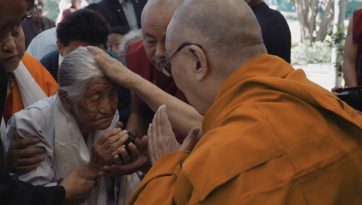 གློ་སྒྲིག་བརྟན་བཞུགས་གོ་སྒྲིག་ཚོགས་ཆུང་གི་ཚོགས་མི་སོགས་ལ་མཇལ་ཁ་སྩལ་བ།