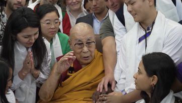 ༸གོང་ས་མཆོག་གི་དགོངས་བཞེད་ལྟར་བྱམས་བརྩེ་ལག་ལེན་བསྟར་ཕྱོགས་ཀྱི་བགྲོ་གླེང་བ་སོགས་ལ་མཇལ་ཁ་སྩལ་བ།