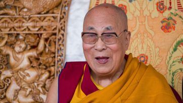 ལ་དྭགས་ཞི་བའི་ཚལ་དུ་༸སྐུའི་འཁྲུངས་སྐར་མཛད་སྒོར་ཆིབས་བསྒྱུར་བསྐྱངས་པ།