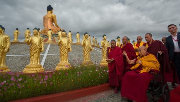 འཛམ་གླིང་གི་ཞི་བདེའི་ཆེད་དུ་སངས་རྒྱས་སྐྱེད་ཚལ་ཞེས་པར་ཆིབས་བསྒྱུར་གྱིས་རབ་གནས་བྱིན་རླབས་མཛད་པ།