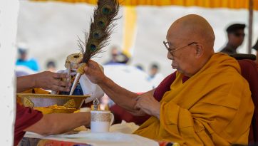 དགོན་པ་གྲོང་སྡེའི་སྟོན་པའི་སྐུ་བརྙན་ཆེན་མོར་གནས་གཟིགས་དང་རབ་གནས་མཛད་པ།