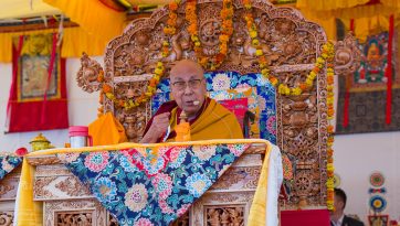 ལ་དྭགས་དབྱར་ཆོས་ཆེན་མོའི་ཚོགས་མགོན་དུ་ཆིབས་བསྒྱུར་བསྐྱངས་པ།