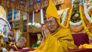 ཚེ་དཔག་མེད་དྭངས་མ་བཅུད་འདྲེན་གྱི་སྒོ་ནས་བརྟན་བཞུགས་བསྟར་འབུལ་ཞུས་པ།