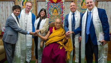 ཨ་རིའི་གྲོས་ཚོགས་ཀྱི་སྐུ་ཚབ་ཚོགས་ཆུང་ལ་མཇལ་འཕྲད་གནང་བ།