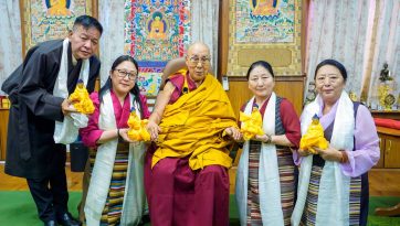 བཀའ་ཤག་སྐབས་བཅུ་དྲུག་པའི་སྲིད་སྐྱོང་དང་བཀའ་བློན་རྣམ་པར་མཇལ་ཁ་སྩལ་བ།