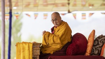 ཞི་བའི་ཚལ་དུ་སྤྱོད་འཇུག་ཆེན་མོའི་གསུང་ཆོས་དབུ་འཛུགས་མཛད་པ།