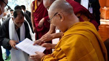བདེ་ལེགས་སྨན་ཁང་གི་ལས་བྱེད་ཡོངས་ལ་མཇལ་ཁ་དང་བཀའ་སློབ་སྩལ་བ། 