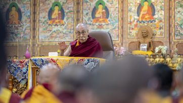 རིགས་ལམ་སློབ་གཉེར་ཁང་གི་སློབ་གཉེར་མཐར་ཕྱིན་པ་རྣམས་ལ་མཇལ་ཁ་དང་བཀའ་སློབ་སྩལ་བ། 