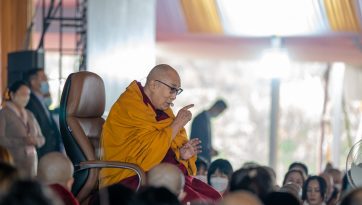 ཝེ་དུ་ནམ་གྱི་དད་ལྡན་ཆོས་ཞུ་བ་དྲུག་བརྒྱ་ལྷག་ལ་བཀའ་སློབ་སྩལ་བ། 