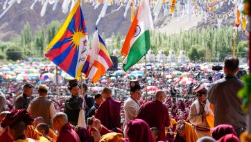 ལ་དྭགས་ཞི་བའི་ཚལ་དུ་བརྟན་བཞུགས་བསྟར་འབུལ་ཞུས་པ། 