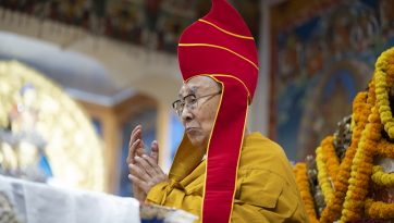 ཚེ་དཔག་མེད་དྭངས་མ་བཅུད་འདྲེན་གྱི་སྒོ་ནས་བརྟན་བཞུགས་བསྟར་འབུལ་ཞུས་པ།