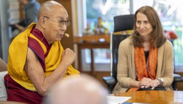 བྱམས་སྙིང་རྗེའི་སྤྱོད་པ་ལ་འཇུག་པ་ཞེས་པའི་བརྗོད་གཞིའི་ཐོག་བགྲོ་གླེང་མཛད་པ། 