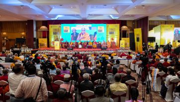 རྒྱལ་སྤྱིའི་ནང་པའི་ལྷན་ཚོགས་སུ་ཆིབས་བསྒྱུར་གྱིས་བཀའ་སློབ་སྩལ་བ།