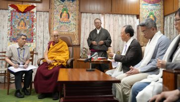 རྒྱ་རིགས་ཚན་རིག་པ་དང་ལྷན་དུ་བགྲོ་གླེང་ཐེངས་གསུམ་པ་གནང་བ། 